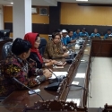 Solar Langka, Puluhan Sopir Trailer Sambat Ke DPRD Jatim Solar Langka, Puluhan Sopir Trailer Sambat Ke DPRD Jatim